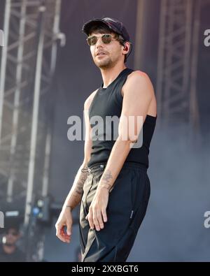 Louis Tomlinson, de One Direction, ravit son immense foule de fans, au Victorious Festival, Southsea. Vendredi 23 août Banque D'Images