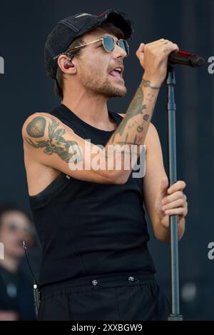 Louis Tomlinson, de One Direction, ravit son immense foule de fans, au Victorious Festival, Southsea. Vendredi 23 août Banque D'Images