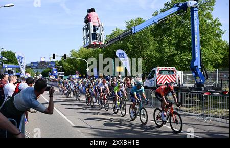 Heilbronn, Allemagne. 23 août 2024. Cyclisme : Deutschland Tour, Heilbronn - Schwäbisch Gmünd (174,60 km), 2ème étape : le peloton est filmé par une caméra de télévision alors qu'il franchit la ligne d'arrivée. Crédit : Bernd Weißbrod/dpa/Alamy Live News Banque D'Images