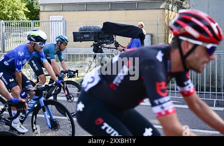 Heilbronn, Allemagne. 23 août 2024. Cyclisme : Tour d'Allemagne, Heilbronn - Schwäbisch Gmünd (174,60 km), 2ème étape : les cyclistes passent devant une caméra de télévision. Crédit : Bernd Weißbrod/dpa/Alamy Live News Banque D'Images