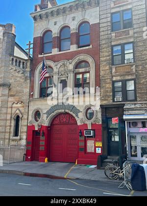 Fondée en 1887, Engine 55 est connue sous le nom de Cinquantacinque, qui signifie « cinquante-cinq » en italien. Son bâtiment est reconnaissable non seulement pour ses portes rouges emblématiques, mais aussi pour son style architectural. Conçu par R.H. Robertson, le bâtiment représente une transition entre le renouveau roman et le style Beaux Arts plus orné, tous deux populaires à la fin du XIXe siècle. (353, rue Broome) Banque D'Images