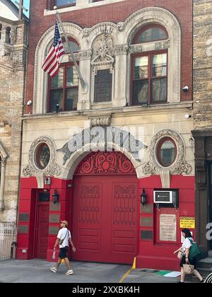 Fondée en 1887, Engine 55 est connue sous le nom de Cinquantacinque, qui signifie « cinquante-cinq » en italien. Son bâtiment est reconnaissable non seulement pour ses portes rouges emblématiques, mais aussi pour son style architectural. Conçu par R.H. Robertson, le bâtiment représente une transition entre le renouveau roman et le style Beaux Arts plus orné, tous deux populaires à la fin du XIXe siècle. (353, rue Broome) Banque D'Images