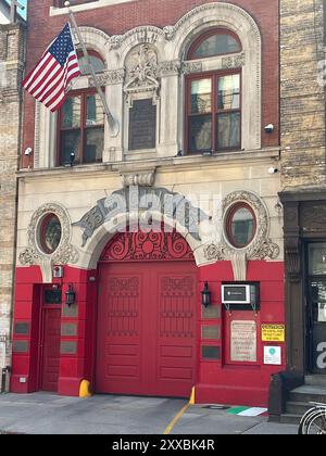 Fondée en 1887, Engine 55 est connue sous le nom de Cinquantacinque, qui signifie « cinquante-cinq » en italien. Son bâtiment est reconnaissable non seulement pour ses portes rouges emblématiques, mais aussi pour son style architectural. Conçu par R.H. Robertson, le bâtiment représente une transition entre le renouveau roman et le style Beaux Arts plus orné, tous deux populaires à la fin du XIXe siècle. (353, rue Broome) Banque D'Images