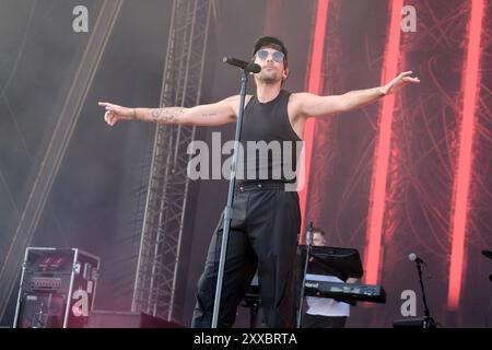 Southsea, Royaume-Uni. 23 août 2024. Chanteur, compositeur et producteur anglais, et ancien membre du boys band britannique One Direction, Louis William Tomlinson connu professionnellement sous le nom de Louis Tomlinson, se produit en direct sur scène au Victorious Festival. Crédit : SOPA images Limited/Alamy Live News Banque D'Images