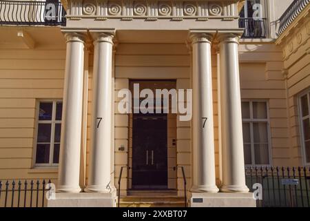 Londres, Angleterre, Royaume-Uni. 23 août 2024. Vue extérieure de la Royal Society alors que la société scientifique serait confrontée à des appels de plusieurs boursiers pour que la bourse d'Elon Musk soit retirée à la lumière de ses commentaires ''incendiaires'' sur sa plate-forme X, y compris ses posts sur les émeutes et les troubles au Royaume-Uni. Musk a été nommé membre de la Royal Society en 2018. (Crédit image : © Vuk Valcic/ZUMA Press Wire) USAGE ÉDITORIAL SEULEMENT! Non destiné à UN USAGE commercial ! Banque D'Images