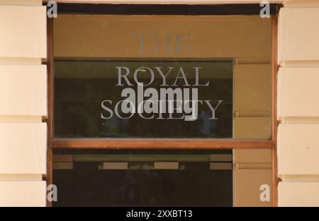 Londres, Angleterre, Royaume-Uni. 23 août 2024. Vue extérieure de la Royal Society alors que la société scientifique serait confrontée à des appels de plusieurs boursiers pour que la bourse d'Elon Musk soit retirée à la lumière de ses commentaires ''incendiaires'' sur sa plate-forme X, y compris ses posts sur les émeutes et les troubles au Royaume-Uni. Musk a été nommé membre de la Royal Society en 2018. (Crédit image : © Vuk Valcic/ZUMA Press Wire) USAGE ÉDITORIAL SEULEMENT! Non destiné à UN USAGE commercial ! Banque D'Images