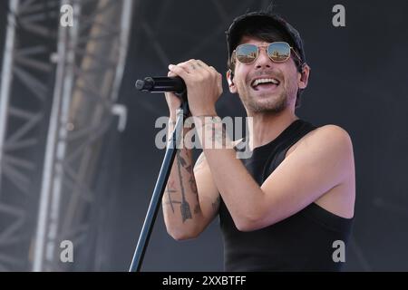 Southsea, Royaume-Uni. 23 août 2024. Chanteur, compositeur et producteur anglais, et ancien membre du boys band britannique One Direction, Louis William Tomlinson connu professionnellement sous le nom de Louis Tomlinson, se produit en direct sur scène au Victorious Festival. (Photo Dawn Fletcher-Park/SOPA images/SIPA USA) crédit : SIPA USA/Alamy Live News Banque D'Images