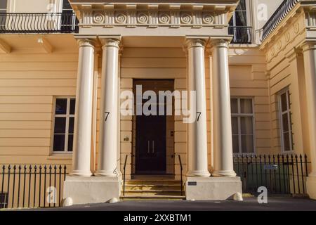 Londres, Royaume-Uni. 23 août 2024. Vue extérieure de la Royal Society alors que la société scientifique serait confrontée à des appels de plusieurs boursiers pour que la bourse d'Elon Musk soit retirée à la lumière de ses commentaires «incendiaires» sur sa plate-forme X, y compris ses posts sur les émeutes et les troubles au Royaume-Uni. Musk a été nommé membre de la Royal Society en 2018. Crédit : Vuk Valcic/Alamy Live News Banque D'Images