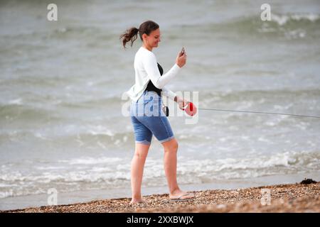 Beachlands, Hayling Island. 23 août 2024. Le temps chaud et ensoleillé le long de la côte sud cet après-midi comme la tempête Lillian s'est éloignée. Les gens apprécient le temps bien meilleur cet après-midi à Beachlands, Hayling Island dans le Hampshire. Crédit : james jagger/Alamy Live News Banque D'Images