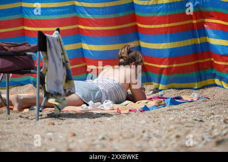 Beachlands, Hayling Island. 23 août 2024. Le temps chaud et ensoleillé le long de la côte sud cet après-midi comme la tempête Lillian s'est éloignée. Les gens apprécient le temps bien meilleur cet après-midi à Beachlands, Hayling Island dans le Hampshire. Crédit : james jagger/Alamy Live News Banque D'Images