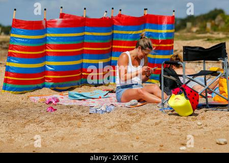 Beachlands, Hayling Island. 23 août 2024. Le temps chaud et ensoleillé le long de la côte sud cet après-midi comme la tempête Lillian s'est éloignée. Les gens apprécient le temps bien meilleur cet après-midi à Beachlands, Hayling Island dans le Hampshire. Crédit : james jagger/Alamy Live News Banque D'Images