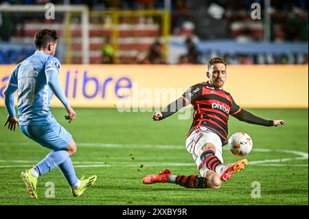 LA PAZ, LP - 22.08.2024 : Bolívar X FLAMENGO - Léo Ortiz lors de Bolívar x Flamengo, match valable pour la deuxième manche de la ronde des 16 de la Copa Libertadores 2024, qui se tient au stade Hernado Siles, situé dans la ville de la Paz, Bolivie, dans la nuit de ce jeudi (22). (Photo : Nayra Halm/Fotoarena) Banque D'Images