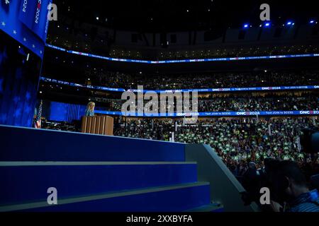 Chicago, Vereinigte Staaten. 19 août 2024. La première dame Dr Jill Biden prend la parole à la Convention nationale démocrate 2024 à Chicago, Illinois, États-Unis, au United Center le lundi 19 août 2024. Crédit : Annabelle Gordon/CNP/dpa/Alamy Live News Banque D'Images