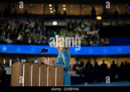 Chicago, Vereinigte Staaten. 19 août 2024. La première dame Dr Jill Biden prend la parole à la Convention nationale démocrate 2024 à Chicago, Illinois, États-Unis, au United Center le lundi 19 août 2024. Crédit : Annabelle Gordon/CNP/dpa/Alamy Live News Banque D'Images