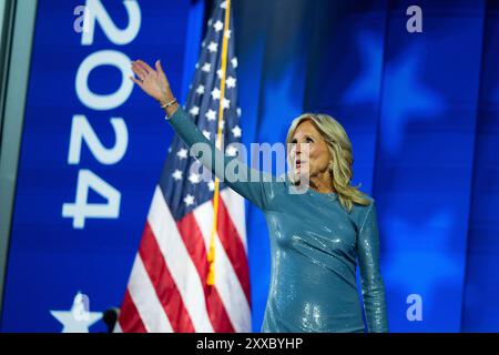 Chicago, Vereinigte Staaten. 19 août 2024. La première dame Dr Jill Biden prend la parole à la Convention nationale démocrate 2024 à Chicago, Illinois, États-Unis, au United Center le lundi 19 août 2024. Crédit : Annabelle Gordon/CNP/dpa/Alamy Live News Banque D'Images