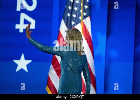 Chicago, Vereinigte Staaten. 19 août 2024. La première dame Dr Jill Biden prend la parole à la Convention nationale démocrate 2024 à Chicago, Illinois, États-Unis, au United Center le lundi 19 août 2024. Crédit : Annabelle Gordon/CNP/dpa/Alamy Live News Banque D'Images