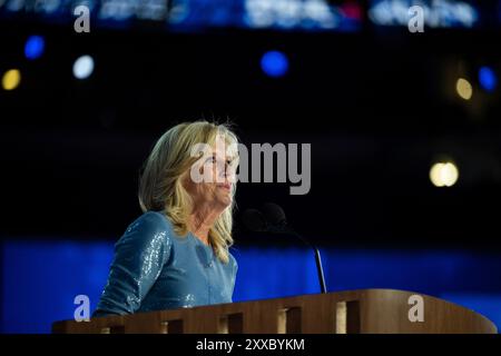 Chicago, Vereinigte Staaten. 19 août 2024. La première dame Dr Jill Biden prend la parole à la Convention nationale démocrate 2024 à Chicago, Illinois, États-Unis, au United Center le lundi 19 août 2024. Crédit : Annabelle Gordon/CNP/dpa/Alamy Live News Banque D'Images