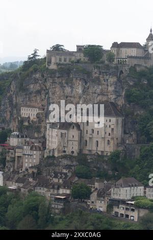 Rocamadour village médiéval situé sur la route des pèlerins dans le département du Lot dans le sud-ouest de la France, a attiré les visiteurs pour son cadre en gorge au-dessus de trib Banque D'Images