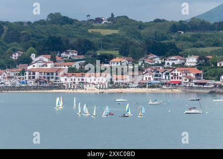 Port de pêche fort de Ciboure et Socoa sur la côte basque, formation de yacht, connu pour sa belle architecture, ses plages de sable fin, sa cuisine, Sud de la France, Basqu Banque D'Images