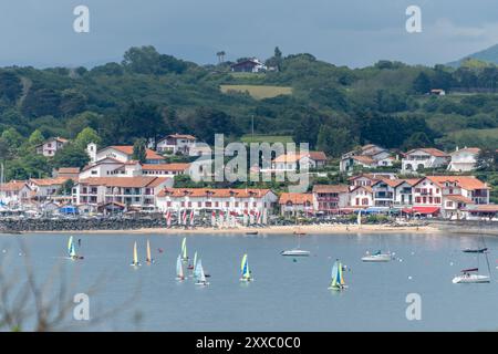 Port de pêche fort de Ciboure et Socoa sur la côte basque, formation de yacht, connu pour sa belle architecture, ses plages de sable fin, sa cuisine, Sud de la France, Basqu Banque D'Images