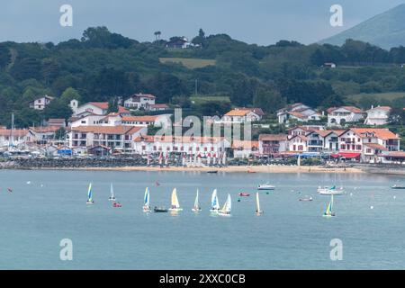 Port de pêche fort de Ciboure et Socoa sur la côte basque, formation de yacht, connu pour sa belle architecture, ses plages de sable fin, sa cuisine, Sud de la France, Basqu Banque D'Images