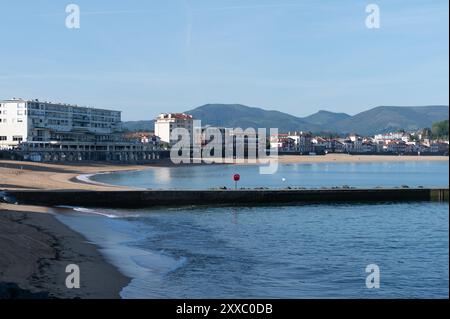 Maisons blanches et villas de Saint Jean de Luz ville sur la côte basque, célèbre station balnéaire, connue pour sa belle architecture, sa nature et sa cuisine, au sud du Franc Banque D'Images