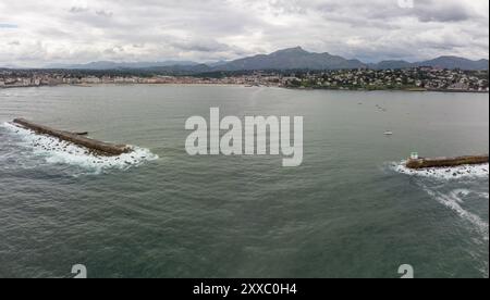 Vue aérienne sur la baie des villes de Ciboure et Saint Jean de Luz, port, plage de sable fin sur la côte basque, belle architecture, nature et cuisine, Sud de la France Banque D'Images