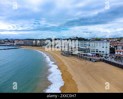 Vue aérienne sur la baie des villes de Ciboure et Saint Jean de Luz, port, plage de sable fin sur la côte basque, belle architecture, nature et cuisine, Sud de la France Banque D'Images