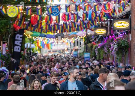 Foule sur canal Street dans le quartier Gay de Manchesters alors que la tempête Lilian ne parvient pas à entraver le début de Manchester Pride sa première nuit. Manchester Pride 2024 . Le thème de cette année est "Buzzin to be Queer - A Hive of Progress" et les organisateurs disent qu'ils espèrent qu'il "unira le peuple de Manchester" sous le symbole de l'abeille de Manchester. En vedette de Jessie J, Loreen, Sugababes, Rita Ora et de la plus grande star de Showman Keala Settle. La première Pride Parade de Manchester a eu lieu le 20 février 1988, lorsqu'une énorme manifestation anti-section 28 a eu lieu dans le centre-ville. À l'époque, c'était l'un des grands Banque D'Images