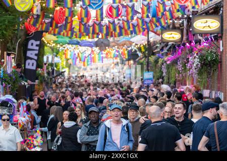 Foule sur canal Street dans le quartier Gay de Manchesters alors que la tempête Lilian ne parvient pas à entraver le début de Manchester Pride sa première nuit. Manchester Pride 2024 . Le thème de cette année est "Buzzin to be Queer - A Hive of Progress" et les organisateurs disent qu'ils espèrent qu'il "unira le peuple de Manchester" sous le symbole de l'abeille de Manchester. En vedette de Jessie J, Loreen, Sugababes, Rita Ora et de la plus grande star de Showman Keala Settle. La première Pride Parade de Manchester a eu lieu le 20 février 1988, lorsqu'une énorme manifestation anti-section 28 a eu lieu dans le centre-ville. À l'époque, c'était l'un des grands Banque D'Images