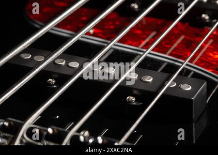 guitare basse cordes micros macro gros plan Banque D'Images