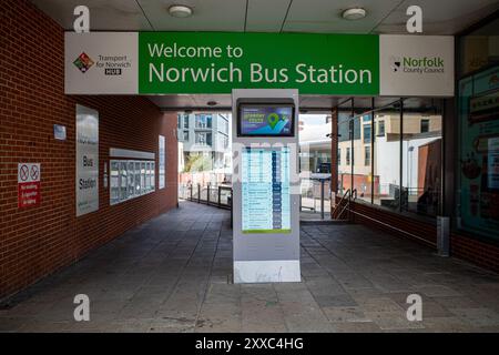 Entrée à la gare routière de Norwich dans le centre de Norwich, ouvert en 2005. Lauréat du bâtiment civique SCALA de l'année 2006. Architecte Michael Spicer NPS Banque D'Images