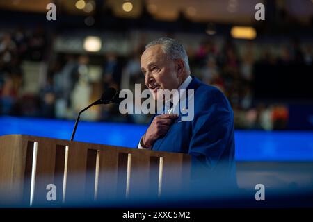 Chicago, États-Unis d'Amérique. 20 août 2024. Le chef de la majorité au Sénat des États-Unis, Chuck Schumer (démocrate de New York), prononce un discours lors de la Convention nationale démocrate 2024 à Chicago, Illinois, États-Unis, au United Center, le mardi 20 août 2024. Crédit : Annabelle Gordon/CNP/Sipa USA crédit : Sipa USA/Alamy Live News Banque D'Images