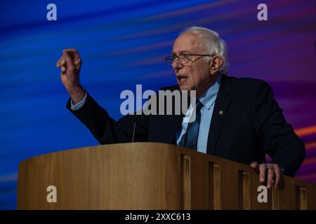 Le sénateur américain Bernie Sanders (indépendant du Vermont) prononce un discours lors de la Convention nationale démocrate 2024 à Chicago, Illinois, États-Unis, au United Center le mardi 20 août 2024. Crédit : Annabelle Gordon / CNP/Sipa USA Banque D'Images