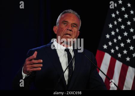 Phoenix, États-Unis. 23 août 2024. Le candidat indépendant à la présidence Robert F. Kennedy Jr. annonce son retrait de la course à la présidence et son soutien à l'ancien président Donald Trump lors d'une conférence de presse à Phoenix, Arizona, le 23 août 2024. Cette décision fait suite aux difficultés rencontrées pour figurer sur les bulletins de vote pour l'élection présidentielle américaine de 2024. Crédit : Eduardo Barraza/Alamy Live News Banque D'Images