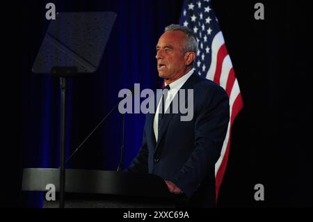 Phoenix, États-Unis. 23 août 2024. Le candidat indépendant à la présidence Robert F. Kennedy Jr. annonce son retrait de la course à la présidence et son soutien à l'ancien président Donald Trump lors d'une conférence de presse à Phoenix, Arizona, le 23 août 2024. Cette décision fait suite aux difficultés rencontrées pour figurer sur les bulletins de vote pour l'élection présidentielle américaine de 2024. Crédit : Eduardo Barraza/Alamy Live News Banque D'Images