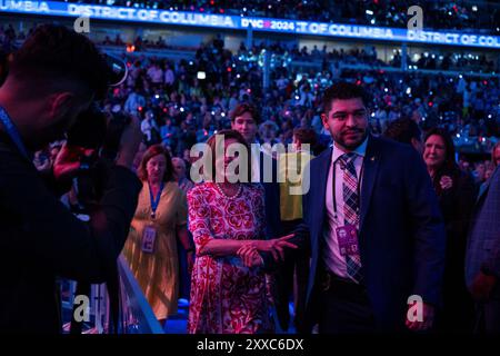 Chicago, Vereinigte Staaten. 20 août 2024. La représentante des États-Unis Nancy Pelosi (démocrate de Californie) marche vers la délégation californienne à la Convention nationale démocrate 2024 à Chicago, Illinois, États-Unis, au United Center le mardi 20 août 2024. Crédit : Annabelle Gordon/CNP/dpa/Alamy Live News Banque D'Images