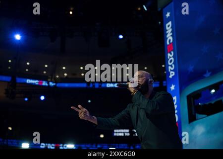 Chicago, Vereinigte Staaten. 20 août 2024. Le rappeur Common se produit à la Convention nationale démocrate 2024 à Chicago, Illinois, États-Unis, au United Center le mardi 20 août 2024. Crédit : Annabelle Gordon/CNP/dpa/Alamy Live News Banque D'Images