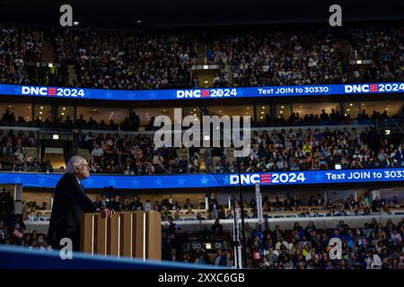 Le sénateur américain Bernie Sanders (indépendant du Vermont) prononce un discours lors de la Convention nationale démocrate 2024 à Chicago, Illinois, États-Unis, au United Center le mardi 20 août 2024. Crédit : Annabelle Gordon/CNP Banque D'Images