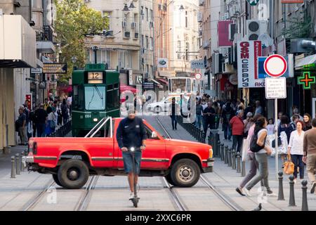 Scène de rue urbaine occupée pendant l'heure de pointe avec des gens de navetteurs de trafic de voiture dans le centre-ville de Sofia Bulgarie, Europe de l'est, Balkans, UE Banque D'Images