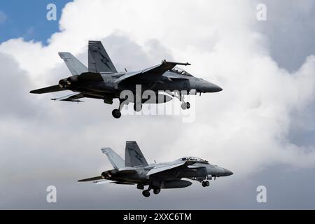 Deux F-18 Super Hornet de la Royal Australian Air Force affectés à l'escadron No. 1 décollent de la base RAAF Amberley, Australie, le 20 août 2024. A Banque D'Images