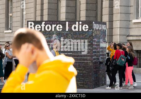 Passants écrivant et lisant des messages sur un tableau noir ou un mur de tableau noir pour le projet d'art interactif public Before I Die à Sofia Bulgarie, UE Banque D'Images