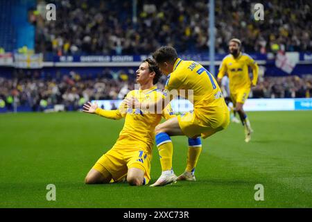 Brenden Aaronson de Leeds United (à gauche) célèbre après avoir marqué le but d'ouverture du match lors du Sky Bet Championship à Bramall Lane, Sheffield. Date de la photo : vendredi 23 août 2024. Banque D'Images