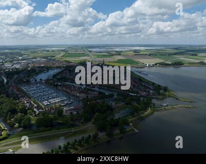 Le port de Medemblik, Hollande du Nord, pays-Bas. Vue d'ensemble de la ville pour les oiseaux aériens. Banque D'Images