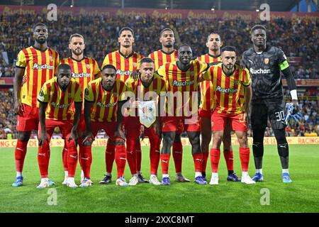 Joueurs de Lens avec Kevin Danso (4) de RC Lens, Jonathan Gradit (24) de RC Lens, Florian Sotoca (7) de RC Lens, Andy Diouf (18) de RC Lens, Facundo Medina (14) de RC Lens, le gardien Brice Samba (30) de RC Lens, David Pereira Da Costa (10) de RC Lens, Wesley Said (22) de RC Lens, Przemyslaw Frankowski (29) Deiver Machado (3 ans) de RC Lens et Adrien Thomasson (28 ans) de RC Lens posent pour une photo d'équipe lors de la première partie de la saison 2024-2025 entre le Racing Club de Lens et Panathinaikos le 22 août 2024 à Lens, France. (Photo de David Catry/Sportp Banque D'Images