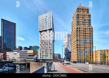 Rotterdam, pays-Bas - 10 avril 2024 : bâtiment résidentiel Ourdomain et gratte-ciel modernes Banque D'Images