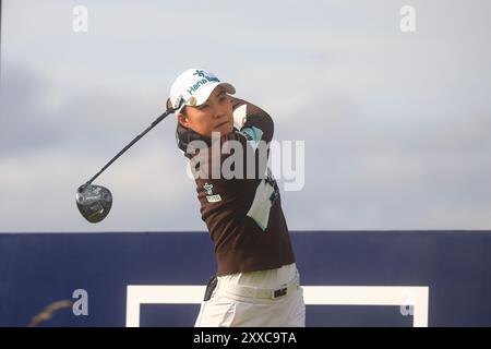 Fife, Royaume-Uni. 23 août 2024. 23 août 2024 ; Old course at St Andrews, St Andrews, Fife, Écosse ; AIG Womens Open Golf, Round 2 ; Minjee Lee de l'Australie s'est lancée sur le quatorzième trou de l'Old course, St Andrews Links lors de la deuxième manche de l'AIG Women's Open Credit : action plus Sports images/Alamy Live News Banque D'Images