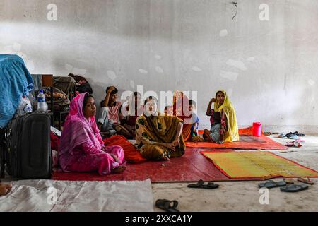 Feni, Bangladesh. 23 août 2024. Une vue aérienne montre des villages inondés. Au moins 13 personnes ont été tuées ; un total de 43 upazilas dans plusieurs districts sont touchés par les crues soudaines, et environ 189 663 familles sont enfermées. (Photo de Zabed Hasnain Chowdhury/SOPA images/SIPA USA) crédit : Sipa USA/Alamy Live News Banque D'Images