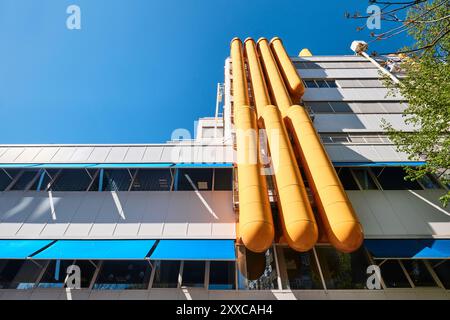 Rotterdam, pays-Bas - 10 avril 2024 : tuyaux de climatisation sur le côté de la bibliothèque de Rotterdam (bibliotheek van Rotterdam) Banque D'Images
