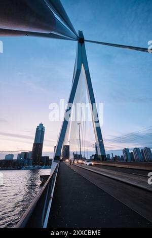 Rotterdam, pays-Bas - 10 avril 2024 : vue sur le pont Erasmus (Erasmusbrug) et le paysage urbain de Rotterdam au crépuscule Banque D'Images